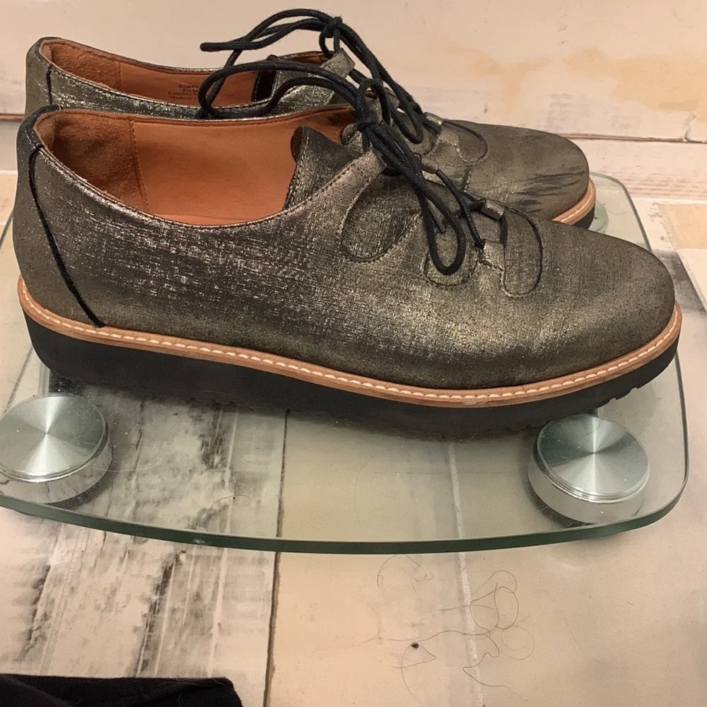 L’AmourDesPied metallic tone loafer style shoe - Picture 6 of 7